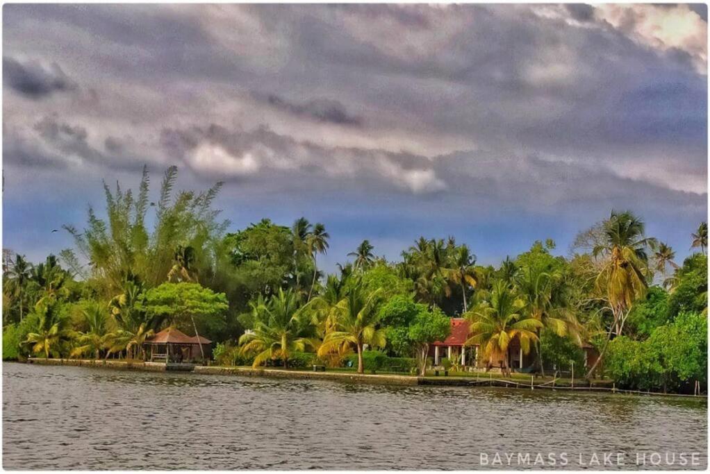 Baymaas Lake House Kochi ภายนอก รูปภาพ